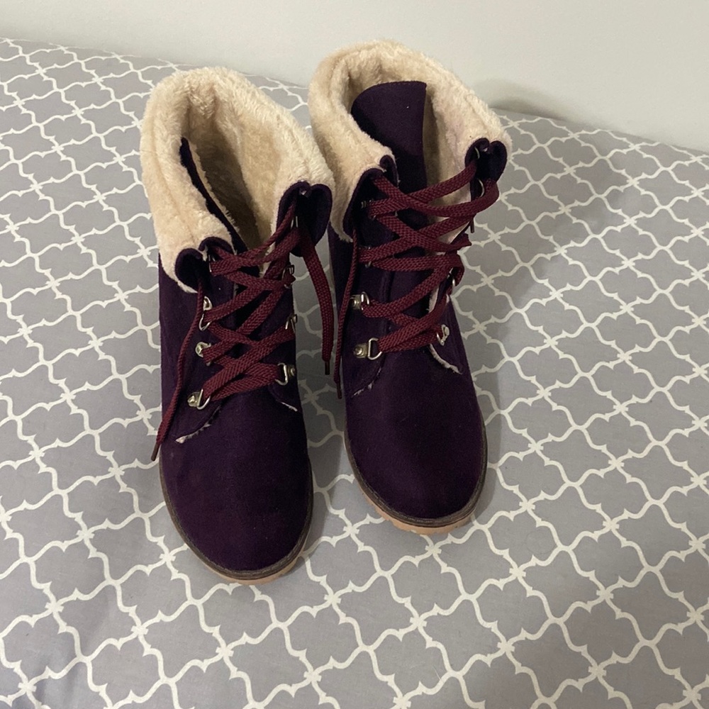 Super cute purple boots!